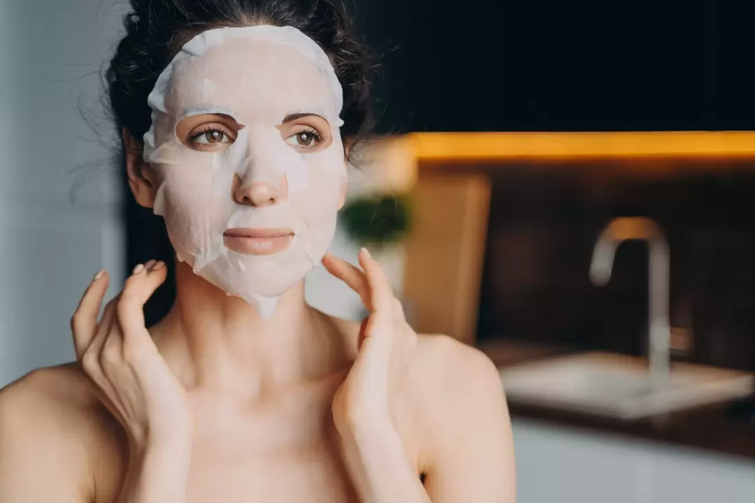Οι υφασμάτινες μάσκες επιτρέπουν στις γυναίκες άνω των 30 να δείχνουν εντυπωσιακές