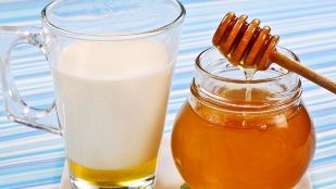 Kefir με μέλι για μια αναζωογονητική περιποίηση δέρματος χεριών